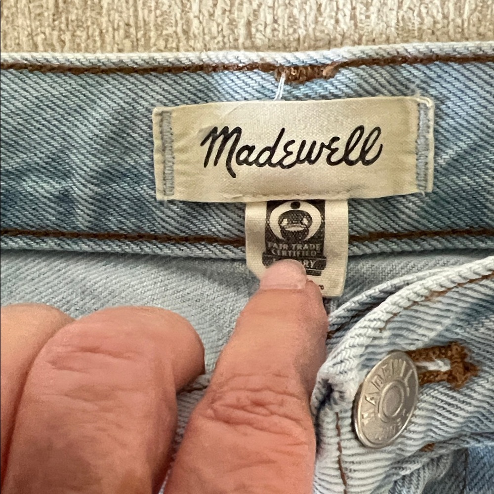 Madewell Relaxed Faded Blue Frayed Hem Jean Shorts NWOT Size 29 - Picture 3 of 11